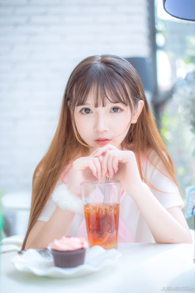 “铛铛~噗~”虎卫统领在开口的瞬间已经感觉到危机降临，也顾不得其他，百战余生磨练出来的本能在那一瞬间，本能的挥动手中的战刀，将两枚激射而来的弩箭磕飞，他的本能救了他一命，但身旁的副统领就没有这么好命，眉心处被一枚短箭贯穿，留下一个血洞，箭锋从后脑勺冒出来，死不瞑目的瞪着前方，魁梧的身体就那么直挺挺的栽倒下去。